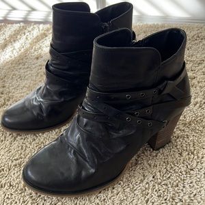Bella Vita Booties   8W